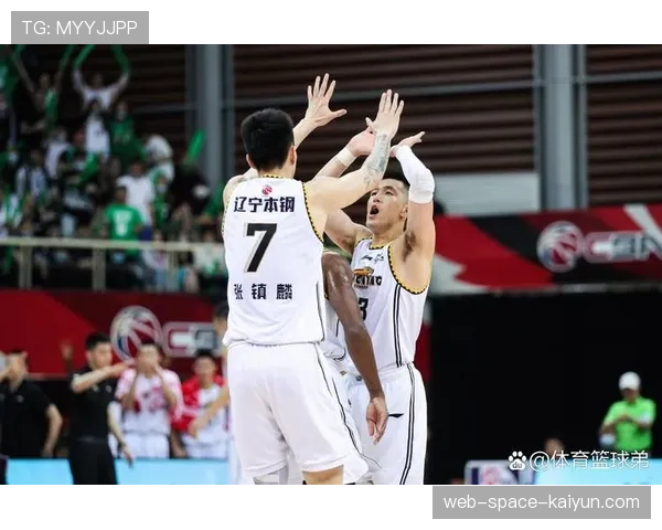 特写：郭艾伦关键抢断后长传助攻张镇麟完成空中接力